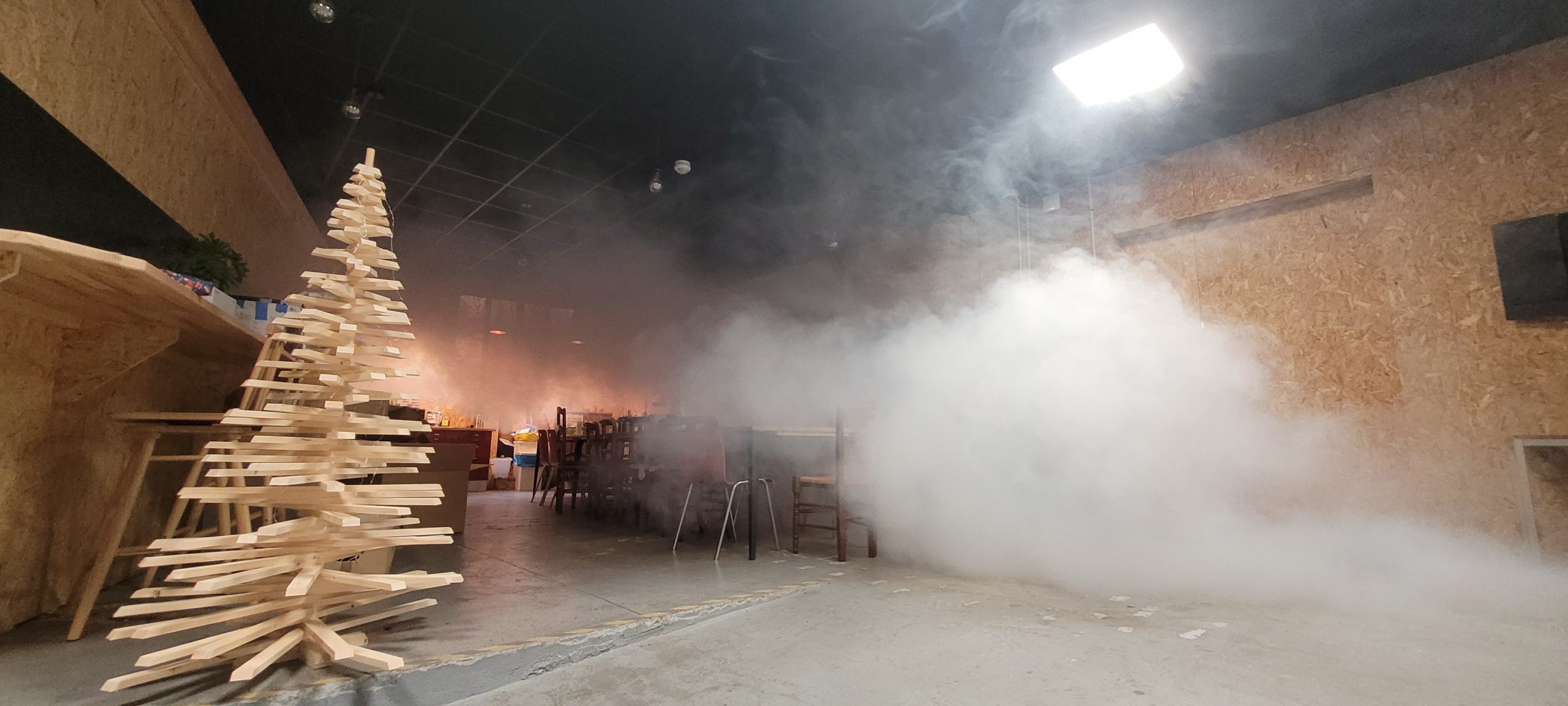 exercice d'évacuation avec diffusion de fumée froide et jeu de lumière pour effet flamme